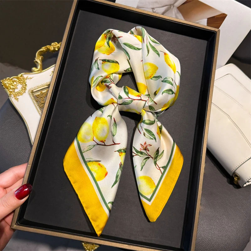 70cm Square Lemon Print Yellow - Ascot Neck Scarf avis et prix