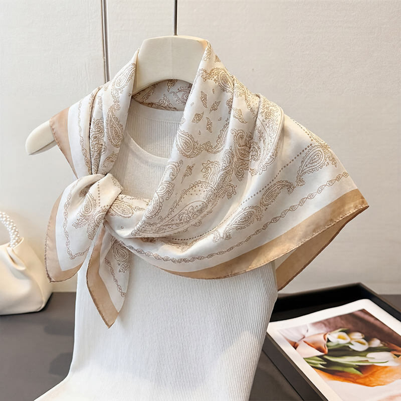 Vintage Beige Paisley Print Sq - Ascot Neck Scarf avis et prix