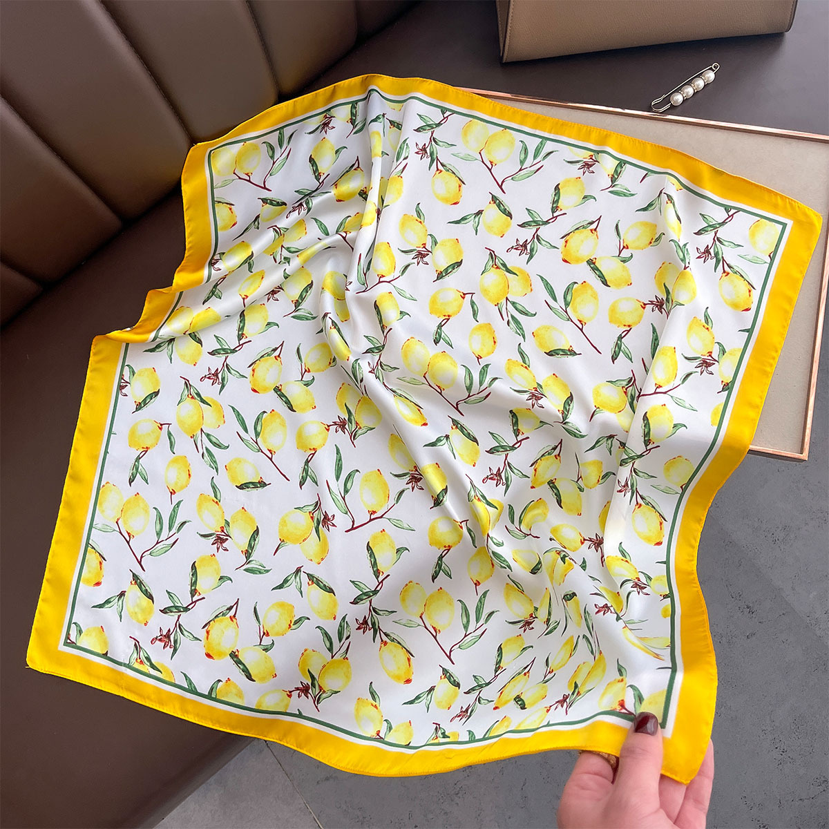 2025 New Yellow Lemon Print Sq - Ascot Neck Scarf avis et prix
