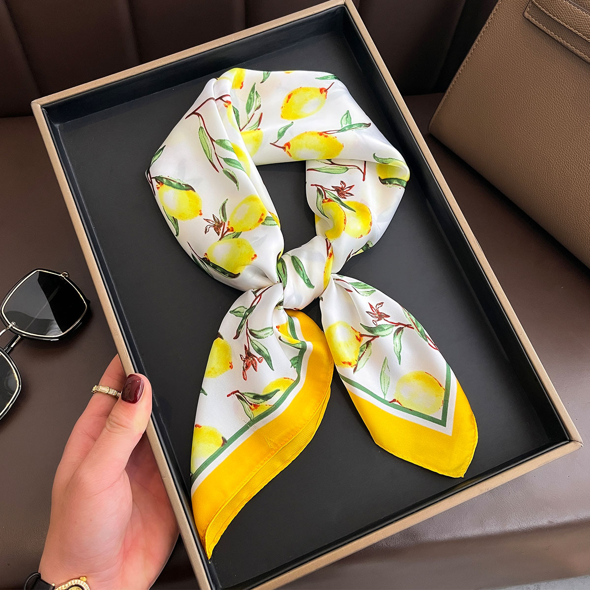 2025 New Yellow Lemon Print Sq - Ascot Neck Scarf avis et prix