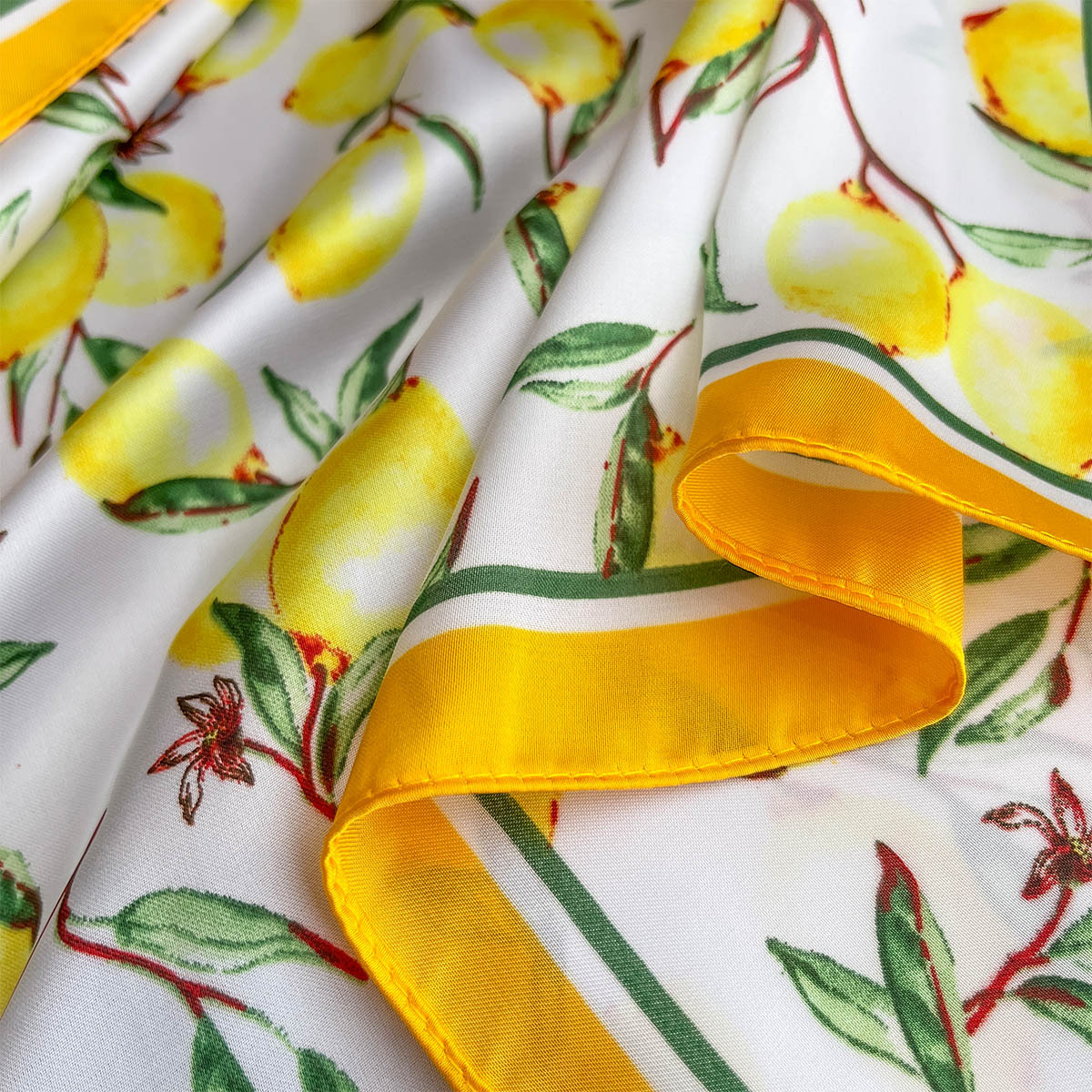 2025 New Yellow Lemon Print Sq - Ascot Neck Scarf avis et prix